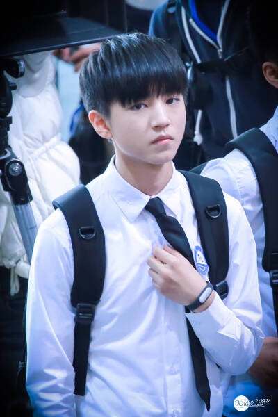 #超少年密码# #王俊凯# #TFBOYS王俊凯# 饭拍 白衬衫校草！ cr：见logo