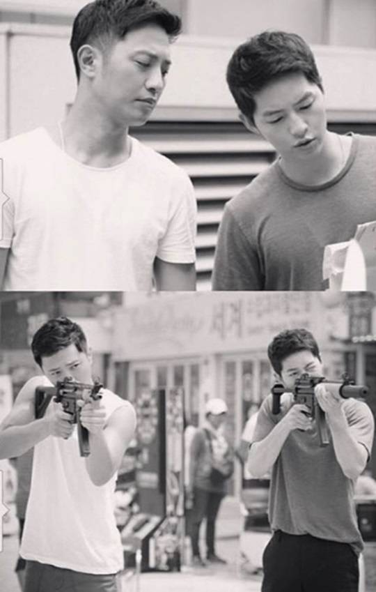 #太阳的后裔# #宋慧乔#更新INS（如图）+ 文字 "두분 귀엽지말입니다 #서대영 #유시진 #태양의후예 #보안관" （翻译：两位都可爱 徐大英 刘时镇 太阳的后裔 保安官）