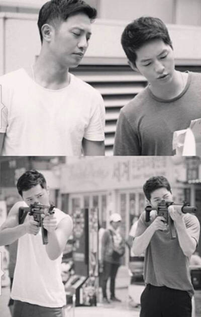 #太阳的后裔# #宋慧乔#更新INS（如图）+ 文字 "두분 귀엽지말입니다 #서대영 #유시진 #태양의후예 #보안관" （翻译：两位都可爱 徐大英 刘时镇 太阳的后裔 保安官）