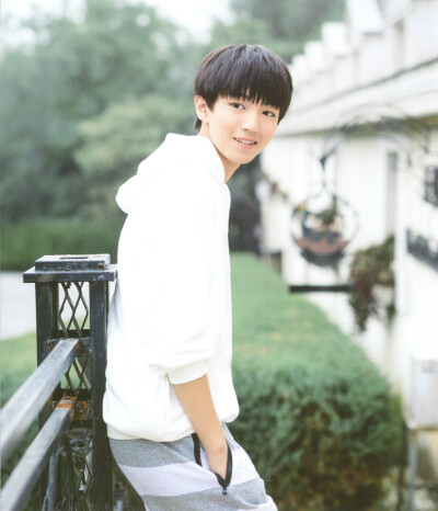 #王俊凯# #TFBOYS王俊凯# #TFBOYS# 饭修图 cr：学习了么早睡了么