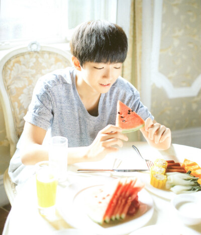 #王俊凯# #TFBOYS王俊凯# #TFBOYS# 饭修图 cr：学习了么早睡了么