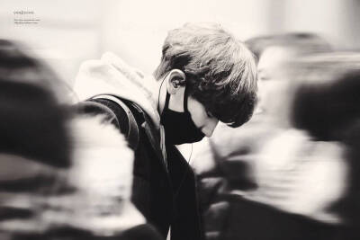 人潮汹涌中你出现 在我心上踩了过去