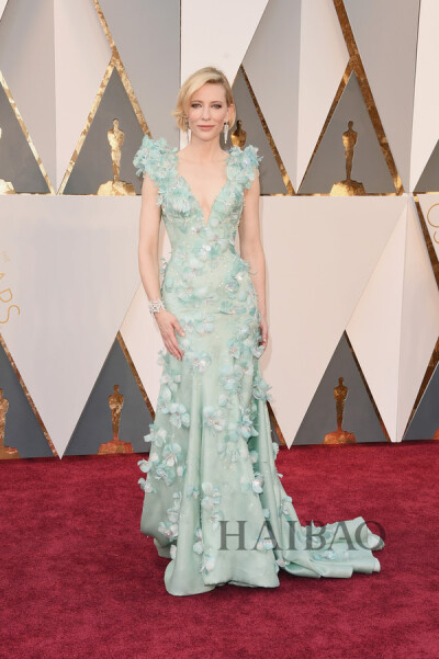 Cate Blanchett——Armani深V立体花朵鱼尾礼服，搭配简洁大方的钻饰清新脱俗。