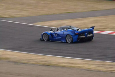 蓝色 FXX K现在在铃鹿赛道 3.5-3.6法拉利赛道日，现已有4台蓝色