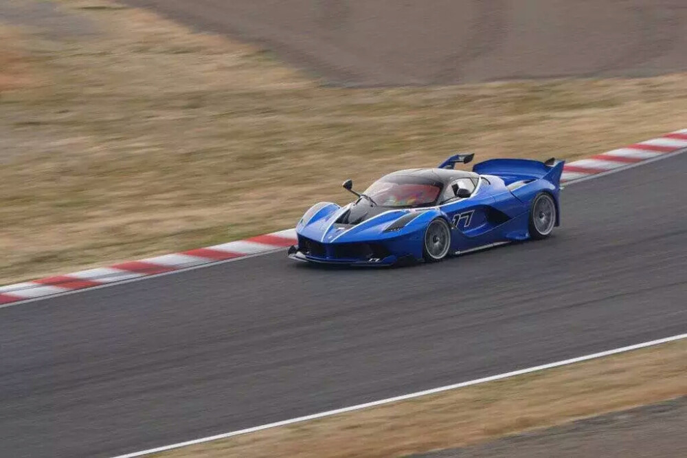 蓝色 FXX K现在在铃鹿赛道 3.5-3.6法拉利赛道日，现已有4台蓝色