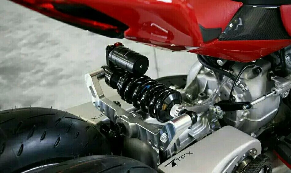 日内瓦车展发布470hp【LM 847】
Lazareth在2016日内瓦车展发表470hp样式的『LM 847』，最大特点就是配置上一代Maserati Quattroporte Sport GT S的4.7L V8引擎，也就是Ferrari F136Y式样！也由于引擎体积太过庞大，整个外观超过一半以上的视觉面积都属于引擎部分。原本这颗引擎的马力峰质为444hp，但经过Lazareth调校之后，最大马力也提高到470hp！