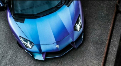 【兰博基尼Moments】 这辆兰博基尼Aventador采用别致的蓝紫色涂装，让人眼前一亮。