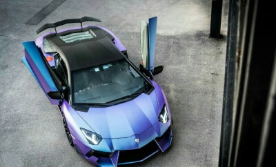 【兰博基尼Moments】 这辆兰博基尼Aventador采用别致的蓝紫色涂装，让人眼前一亮。