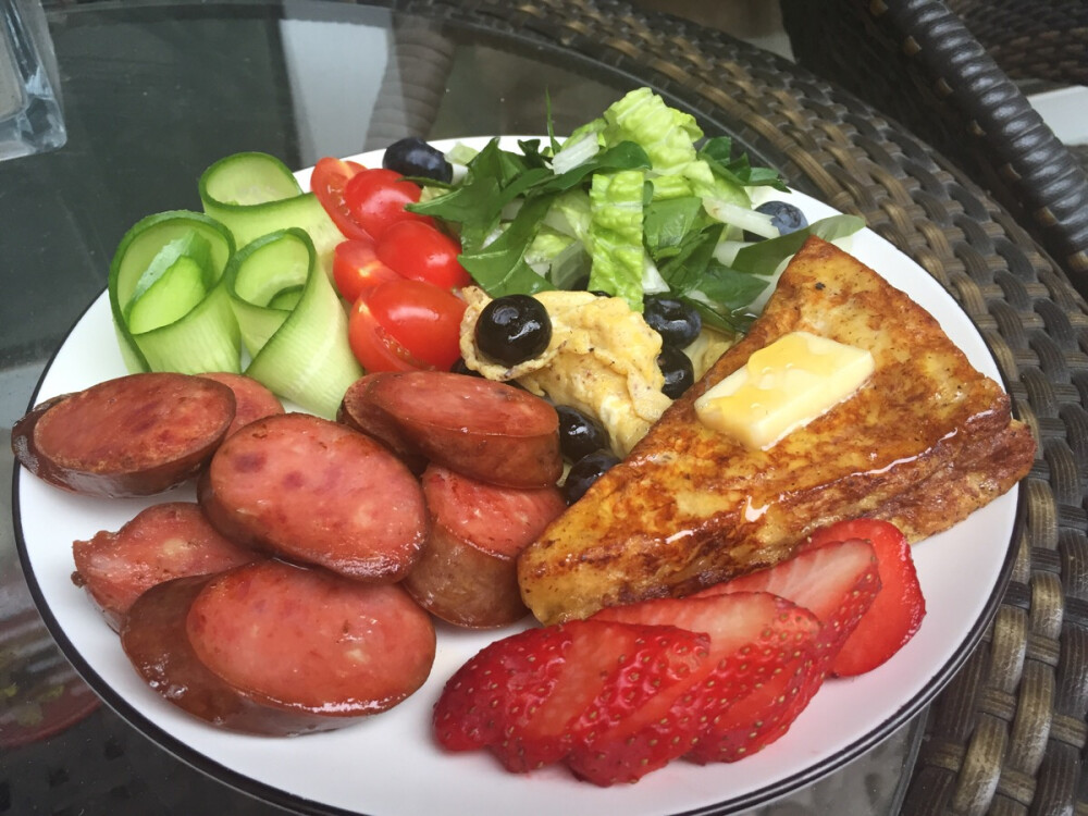 ALL DAY BREAKFAST Cinnamon French Toast with 哈爾濱紅腸