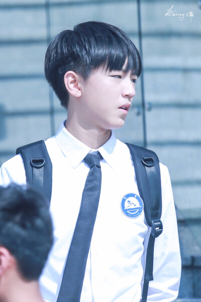 #超少年密码# #王俊凯# #TFBOYS王俊凯# 白衬衫校草～ 饭拍 cr：见logo