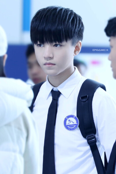 #超少年密码# #王俊凯# #TFBOYS王俊凯# 白衬衫校草～ 饭拍 cr：见logo