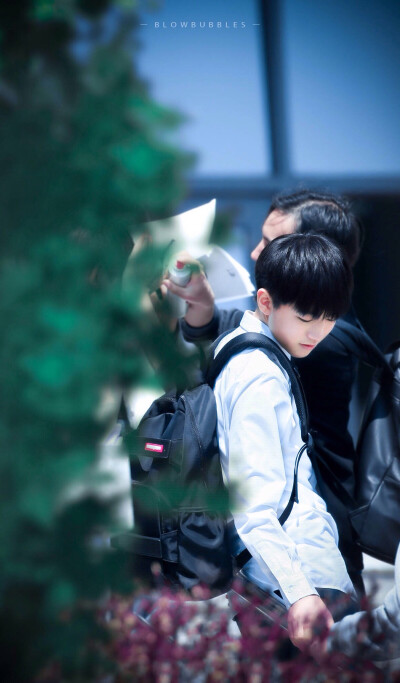 #超少年密码# #王俊凯# #TFBOYS王俊凯# 白衬衫校草～ 饭拍 cr：见logo