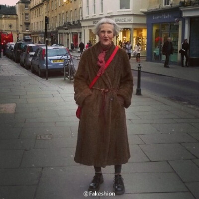 Jean Woods是一位来自英国的老奶奶，虽年近80，但她对时尚的热情却丝毫未减，还曾在《爱上超模》有过出镜。都说时尚与年龄无关，说来容易，做到却难，也正因如此，奶奶的这份生活态度才显得额外珍贵