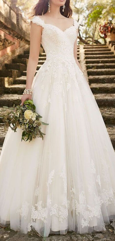 婚纱 The lace wedding dress with cap sleeves is an instant classic from Essense of Australia