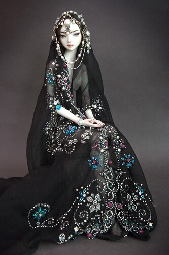 娃娃中的爱马仕。这些高贵而精美的瓷娃娃是由一位年轻而富有天赋的俄裔加拿大俏象艺术家Marina Bychkova一手创造的