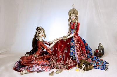 娃娃中的爱马仕。这些高贵而精美的瓷娃娃是由一位年轻而富有天赋的俄裔加拿大俏象艺术家Marina Bychkova一手创造的