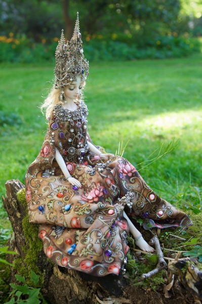 娃娃中的爱马仕。这些高贵而精美的瓷娃娃是由一位年轻而富有天赋的俄裔加拿大俏象艺术家Marina Bychkova一手创造的