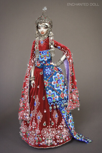 娃娃中的爱马仕。这些高贵而精美的瓷娃娃是由一位年轻而富有天赋的俄裔加拿大俏象艺术家Marina Bychkova一手创造的