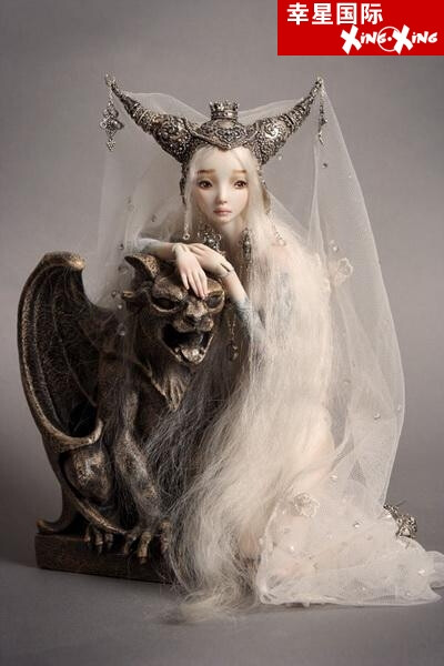 娃娃中的爱马仕。这些高贵而精美的瓷娃娃是由一位年轻而富有天赋的俄裔加拿大俏象艺术家Marina Bychkova一手创造的