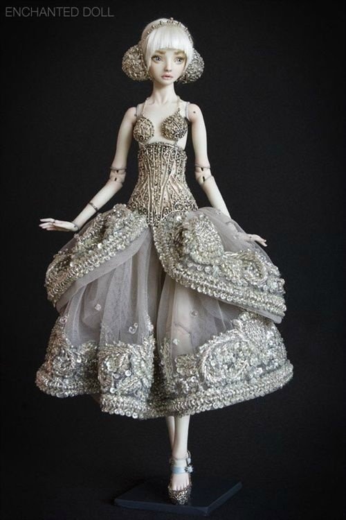 娃娃中的爱马仕。这些高贵而精美的瓷娃娃是由一位年轻而富有天赋的俄裔加拿大俏象艺术家Marina Bychkova一手创造的