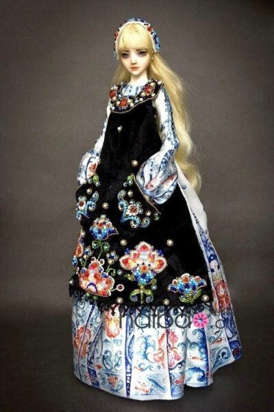 娃娃中的爱马仕。这些高贵而精美的瓷娃娃是由一位年轻而富有天赋的俄裔加拿大俏象艺术家Marina Bychkova一手创造的