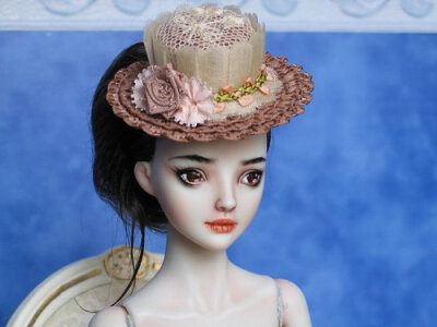 娃娃中的爱马仕。这些高贵而精美的瓷娃娃是由一位年轻而富有天赋的俄裔加拿大俏象艺术家Marina Bychkova一手创造的