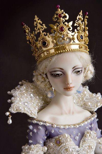 娃娃中的爱马仕。这些高贵而精美的瓷娃娃是由一位年轻而富有天赋的俄裔加拿大俏象艺术家Marina Bychkova一手创造的