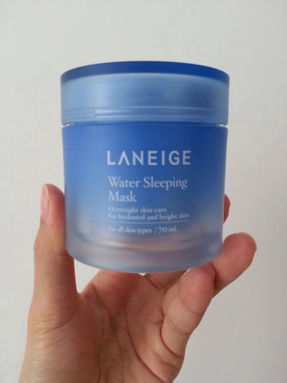 Laneige兰芝水库补水睡眠面膜 夜间修护锁水面膜!在睡眠时间集中供给水分，缔造透亮肌肤的睡眠面膜 过夜免洗面膜，在夜间新陈代谢最活跃、吸收力最强的时间为肌肤导入源源不断的水分。 高效保湿成分集中持续地将水分注入肌肤深层，回复润泽饱满。最适合，我这样的懒人