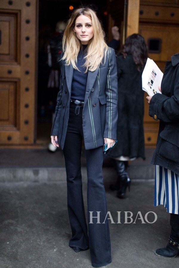 palermo——竖条纹修身西装外套,搭配复古喇叭长裤和黑色打底衫,简约