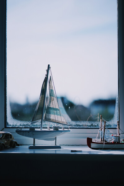 窗前的帆船模型