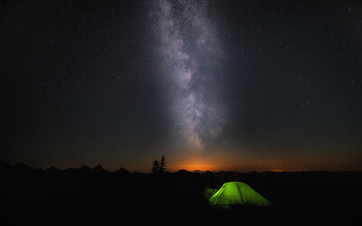 星空下的绿色帐篷 漫天繁星 银河