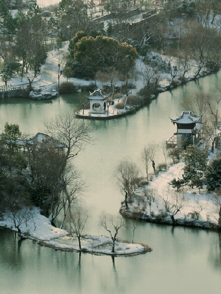 晨光照湖面，白雪罩楼台