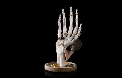 【骷髅手骨首饰架】英国的设计品牌SUCK UK推出了这款骷髅手，用来收纳并展示珍藏的首饰。这些瘦骨嶙峋的手指可以帮助你的戒指、手镯和耳环保持整齐，金色的金属支架则方便悬挂。如果你的朋友喜爱吸血鬼文化，那么它…