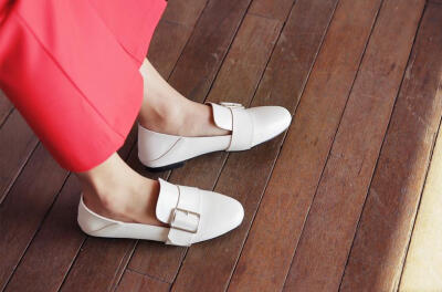 Buckle flat shoes