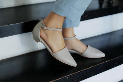 Pointed-toe ankle strap flat shoes