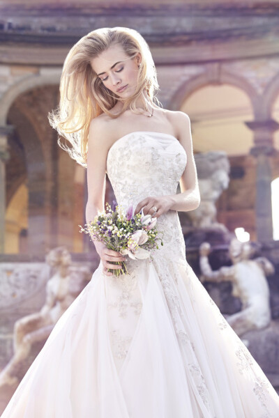 英伦婚纱品牌 Ellis Bridals 释出2016「Magnolia 木兰花」婚纱系列广告大片，新季婚纱灵感源自品牌百年来的经典设计，本季重点在于柔软的面料、典雅时尚的设计，亦有与法国老式紧身胸衣元素的结合，呈现一季浪漫而轻…