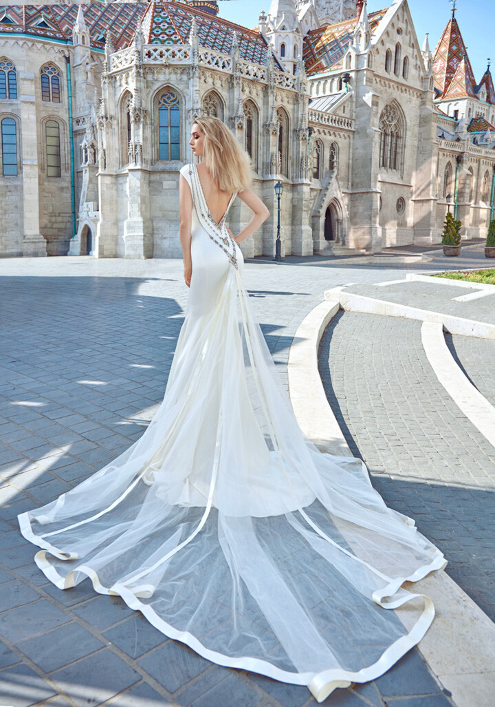 意大利高级定制品牌 Galia Lahav 释出最新2016秋冬「Ivory Tower 象牙塔」高级定制婚纱系列广告大片，受哥特式建筑和中世纪时尚的启发，Galia Lahav“象牙塔”主题的大片满足女性童话般的婚姻爱情的向往，给你完美的想象空间。