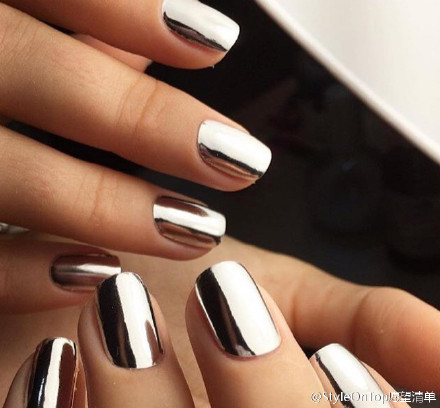 最近在IG上火热的魔幻的金属色指甲，还有些还搭配立体的几何图案，妈妈再也不用担心出门忘记带镜子了~