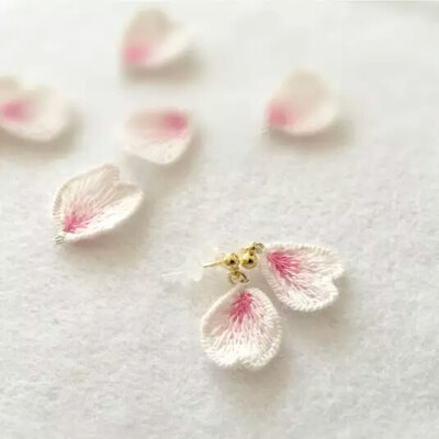 ✿樱花花瓣耳环
一片花瓣便是一只耳饰。几乎是樱花花瓣实物大小，用渐变淡色刺绣出的樱花花瓣，给人一种柔软的质感。耳边就像是吹拂着春天的气息一样，我都想戴着这样的耳饰出门了。