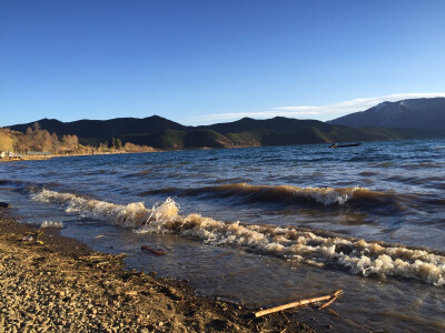 泸沽湖日落居然有涨潮一样的浪