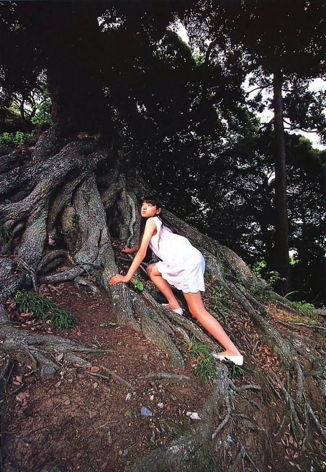 筱山纪信 神话少女 栗山千明 死国 杀死比尔 大逃杀 千草贵子 写真 女神
《神话少女》是篠山纪信在1997年为她拍摄的写真集。当时的栗山千明才13岁，与她成年后照片中那种冷艳的美丽所不同，那时在篠山纪信照片中她流露出的是那种稚气未脱的青涩的美丽，现在看来别有一番风情。