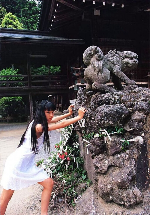 筱山纪信 神话少女 栗山千明 死国 杀死比尔 大逃杀 千草贵子 写真 女神
《神话少女》是篠山纪信在1997年为她拍摄的写真集。当时的栗山千明才13岁，与她成年后照片中那种冷艳的美丽所不同，那时在篠山纪信照片中她流露出的是那种稚气未脱的青涩的美丽，现在看来别有一番风情。