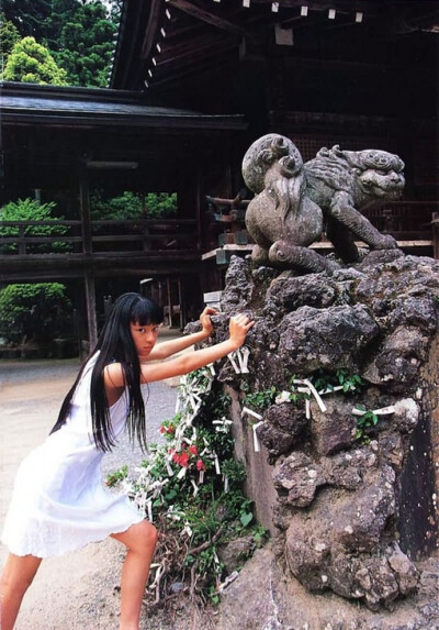 筱山纪信 神话少女 栗山千明 死国 杀死比尔 大逃杀 千草贵子 写真 女神
《神话少女》是篠山纪信在1997年为她拍摄的写真集。当时的栗山千明才13岁，与她成年后照片中那种冷艳的美丽所不同，那时在篠山纪信照片中她流…