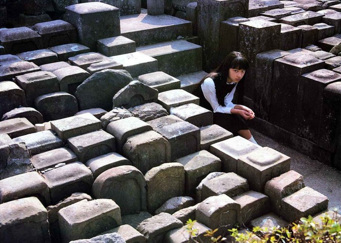 筱山纪信 神话少女 栗山千明 死国 杀死比尔 大逃杀 千草贵子 写真 女神
《神话少女》是篠山纪信在1997年为她拍摄的写真集。当时的栗山千明才13岁，与她成年后照片中那种冷艳的美丽所不同，那时在篠山纪信照片中她流露出的是那种稚气未脱的青涩的美丽，现在看来别有一番风情。