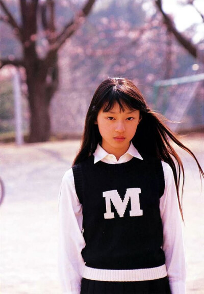 筱山纪信 神话少女 栗山千明 死国 杀死比尔 大逃杀 千草贵子 写真 女神
《神话少女》是篠山纪信在1997年为她拍摄的写真集。当时的栗山千明才13岁，与她成年后照片中那种冷艳的美丽所不同，那时在篠山纪信照片中她流…