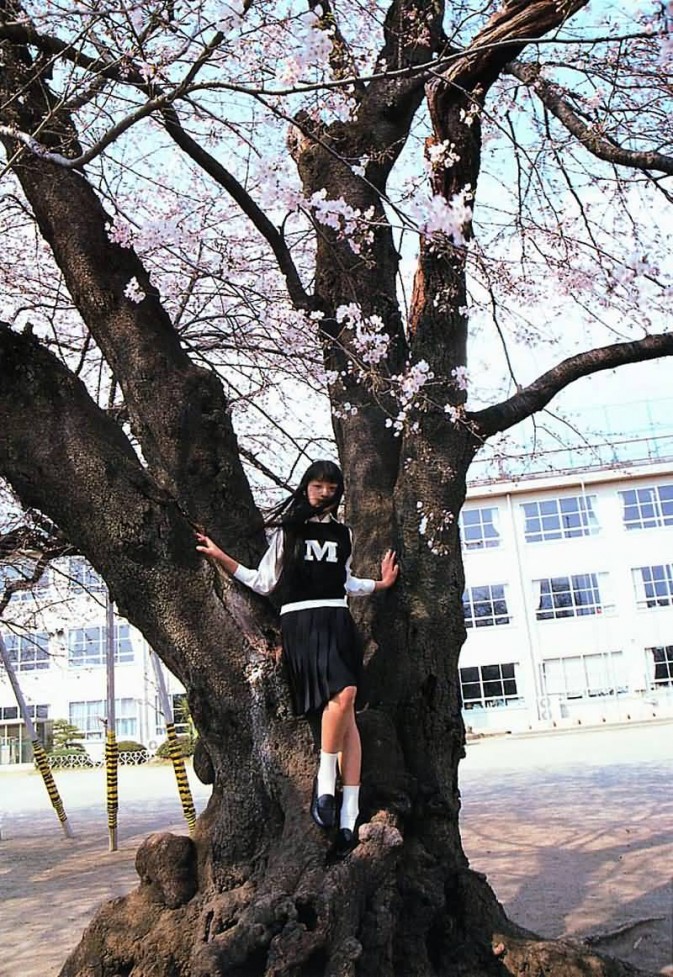 筱山纪信 神话少女 栗山千明 死国 杀死比尔 大逃杀 千草贵子 写真 女神
《神话少女》是篠山纪信在1997年为她拍摄的写真集。当时的栗山千明才13岁，与她成年后照片中那种冷艳的美丽所不同，那时在篠山纪信照片中她流露出的是那种稚气未脱的青涩的美丽，现在看来别有一番风情。