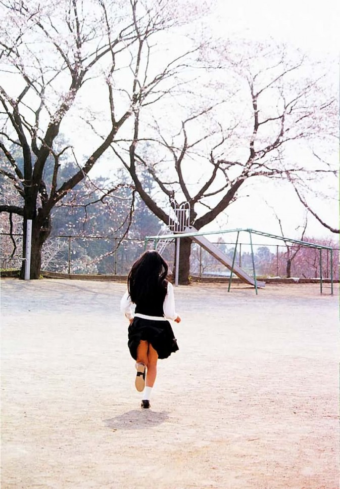 筱山纪信 神话少女 栗山千明 死国 杀死比尔 大逃杀 千草贵子 写真 女神
《神话少女》是篠山纪信在1997年为她拍摄的写真集。当时的栗山千明才13岁，与她成年后照片中那种冷艳的美丽所不同，那时在篠山纪信照片中她流露出的是那种稚气未脱的青涩的美丽，现在看来别有一番风情。