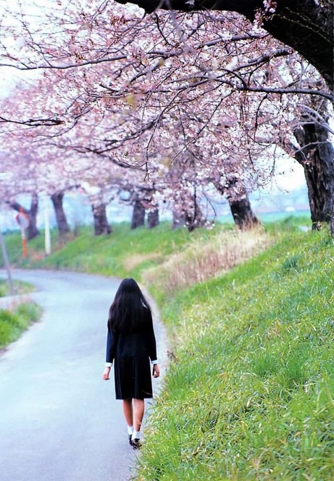 筱山纪信 神话少女 栗山千明 死国 杀死比尔 大逃杀 千草贵子 写真 女神
《神话少女》是篠山纪信在1997年为她拍摄的写真集。当时的栗山千明才13岁，与她成年后照片中那种冷艳的美丽所不同，那时在篠山纪信照片中她流露出的是那种稚气未脱的青涩的美丽，现在看来别有一番风情。