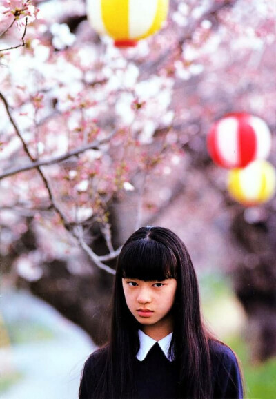 筱山纪信 神话少女 栗山千明 死国 杀死比尔 大逃杀 千草贵子 写真 女神
《神话少女》是篠山纪信在1997年为她拍摄的写真集。当时的栗山千明才13岁，与她成年后照片中那种冷艳的美丽所不同，那时在篠山纪信照片中她流…