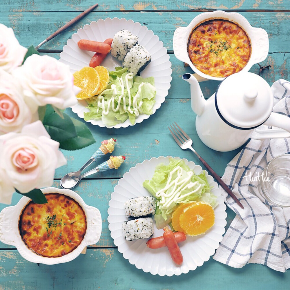 早安，今日早餐：奶油南瓜焗蛋+饭团+烤香肠+蔬菜沙拉+橙子。
奶油南瓜焗蛋的方子写出来了，公众号回复76查看，公众号;kitchenwu，上次想要方子的童鞋可以试着做做看了。
饭团很简单，米饭煮好，倒入拌饭料（超市有卖的），按着包装背后比例加入米饭搅拌均匀，双手沾水或将米饭放入保鲜膜内，捏成你想要的形状就行。